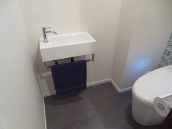 鮮やかな背面クロスでアクセントを